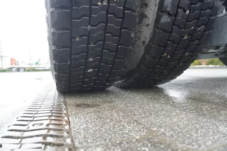 Mercedes Actros 1824 / Rama do zabudowy 9.1 m / kabina sypialna zdjęcie 10