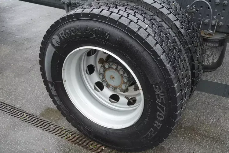 Mercedes Actros 1824 / Rama do zabudowy 9.1 m / kabina sypialna zdjęcie 11