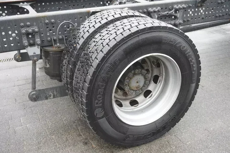 Mercedes Actros 1824 / Rama do zabudowy 9.1 m / kabina sypialna zdjęcie 12