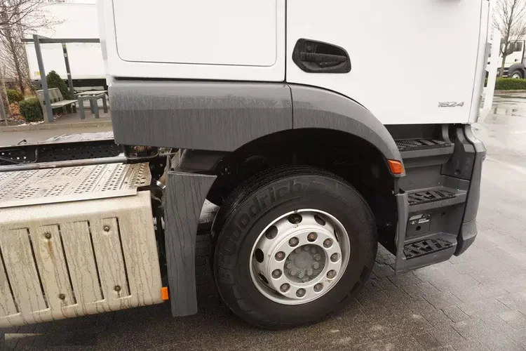 Mercedes Actros 1824 / Rama do zabudowy 9.1 m / kabina sypialna zdjęcie 13