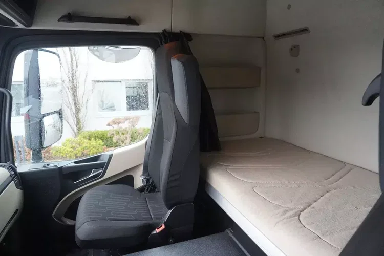 Mercedes Actros 1824 / Rama do zabudowy 9.1 m / kabina sypialna zdjęcie 19