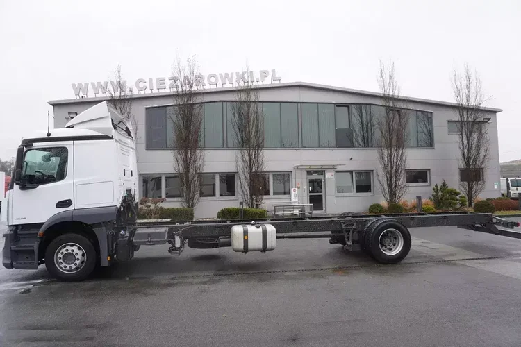 Mercedes Actros 1824 / Rama do zabudowy 9.1 m / kabina sypialna zdjęcie 2