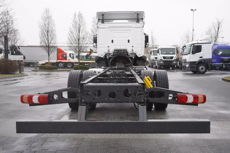 Mercedes Actros 1824 / Rama do zabudowy 9.1 m / kabina sypialna zdjęcie 4