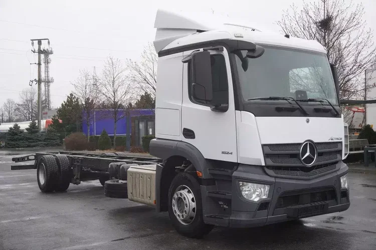 Mercedes Actros 1824 / Rama do zabudowy 9.1 m / kabina sypialna zdjęcie 6