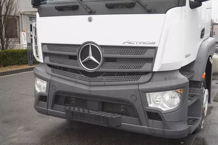 Mercedes Actros 1824 / Rama do zabudowy 9.1 m / kabina sypialna zdjęcie 8