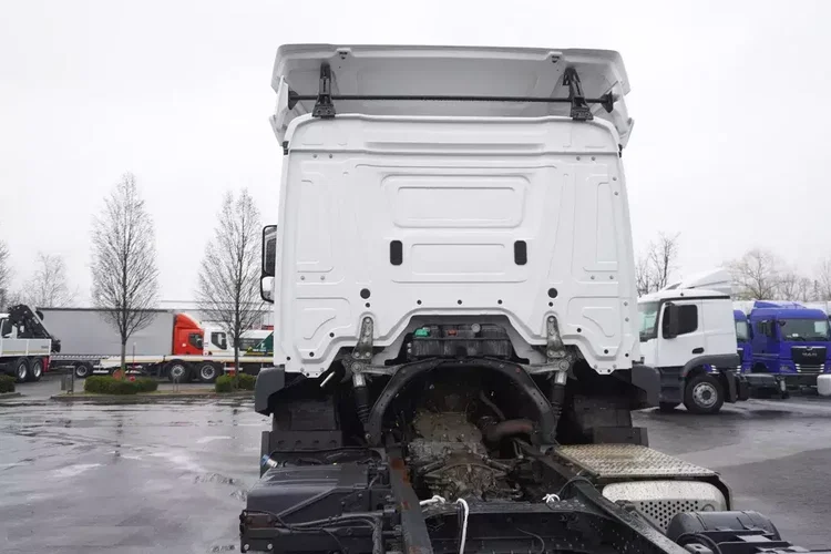 Mercedes Actros 1824 / Rama do zabudowy 9.1 m / kabina sypialna zdjęcie 9