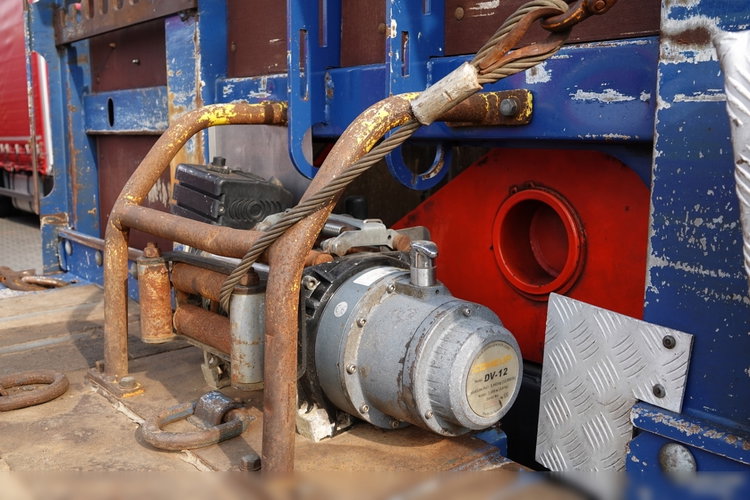 Volvo FM 410 / 6x2 / LAWETA + HDS PALFINGER PK 18500 / OŚ PODNOSZONA  / NAJAZDY HYDRAULICZNE / WCIĄGARKA / EURO 6  zdjęcie 31