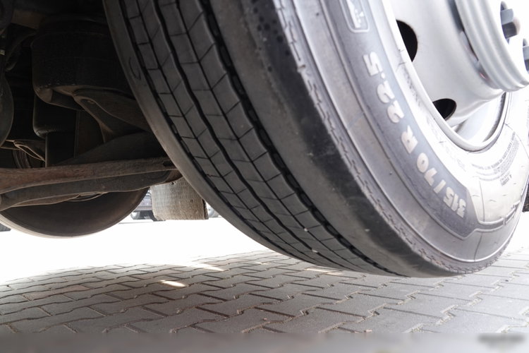 Volvo FM 410 / 6x2 / LAWETA + HDS PALFINGER PK 18500 / OŚ PODNOSZONA  / NAJAZDY HYDRAULICZNE / WCIĄGARKA / EURO 6  zdjęcie 37