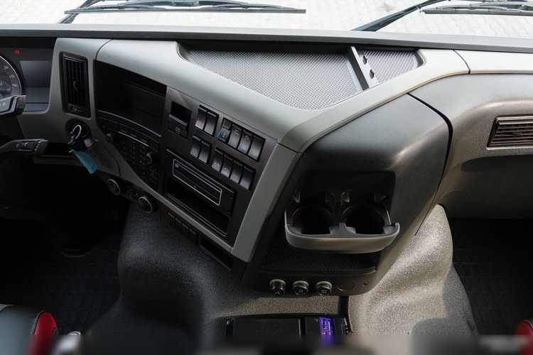 Volvo FM 410 / 6x2 / LAWETA + HDS PALFINGER PK 18500 / OŚ PODNOSZONA  / NAJAZDY HYDRAULICZNE / WCIĄGARKA / EURO 6  zdjęcie 48