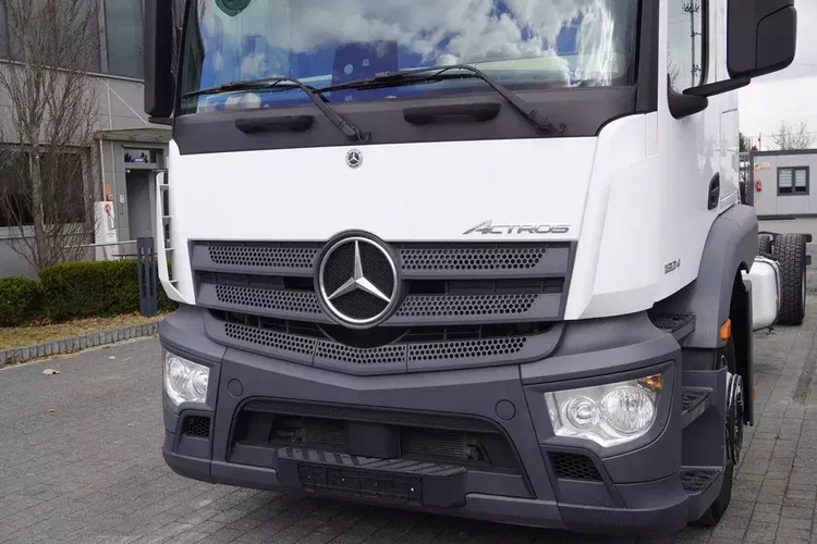 Mercedes Actros 1824 / Rama do zabudowy 9.1 m / kabina sypialna zdjęcie 11