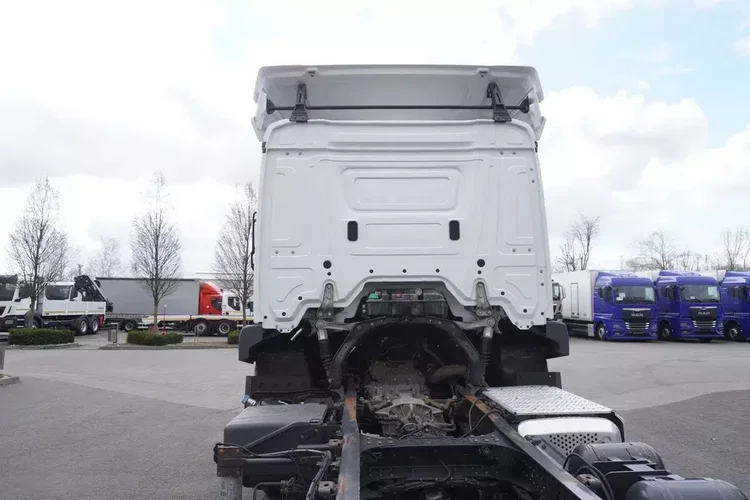 Mercedes Actros 1824 / Rama do zabudowy 9.1 m / kabina sypialna zdjęcie 12