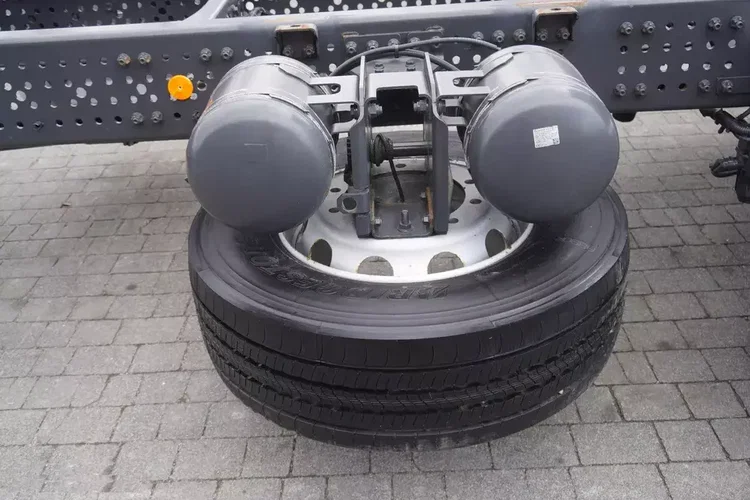 Mercedes Actros 1824 / Rama do zabudowy 9.1 m / kabina sypialna zdjęcie 13