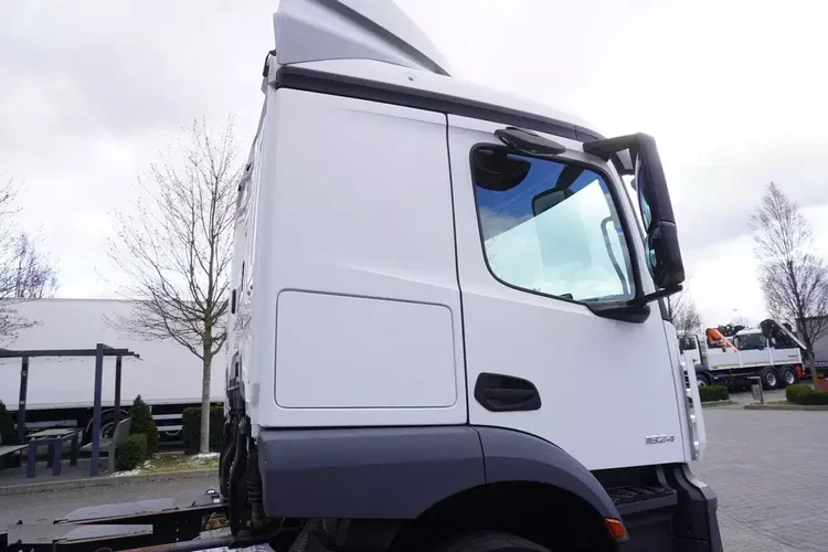 Mercedes Actros 1824 / Rama do zabudowy 9.1 m / kabina sypialna zdjęcie 15