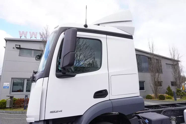 Mercedes Actros 1824 / Rama do zabudowy 9.1 m / kabina sypialna zdjęcie 16