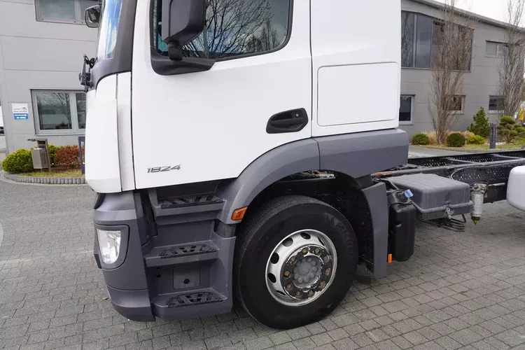 Mercedes Actros 1824 / Rama do zabudowy 9.1 m / kabina sypialna zdjęcie 17