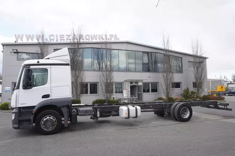 Mercedes Actros 1824 / Rama do zabudowy 9.1 m / kabina sypialna zdjęcie 3