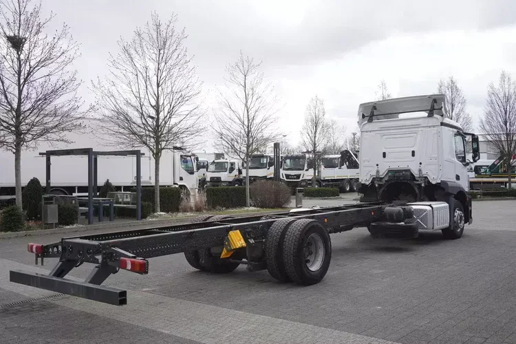 Mercedes Actros 1824 / Rama do zabudowy 9.1 m / kabina sypialna zdjęcie 6
