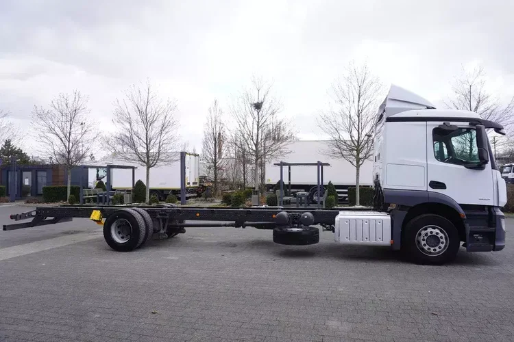 Mercedes Actros 1824 / Rama do zabudowy 9.1 m / kabina sypialna zdjęcie 7