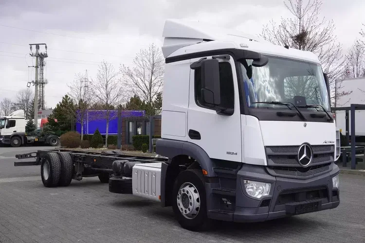Mercedes Actros 1824 / Rama do zabudowy 9.1 m / kabina sypialna zdjęcie 8