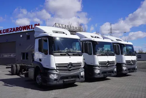 Mercedes Actros 1824 / Rama do zabudowy 9.1 m / kabina sypialna / 3 sztuki