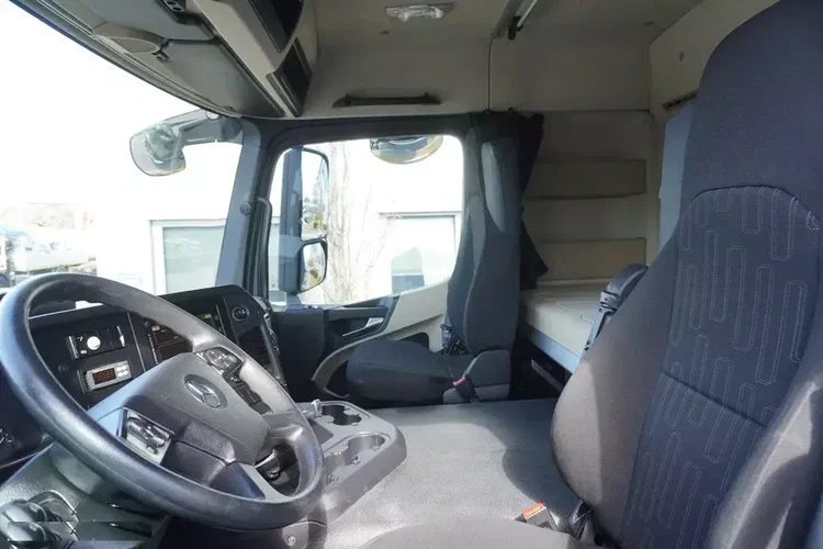 Mercedes Actros 1824 / Rama do zabudowy 9.1 m / kabina sypialna / 3 sztuki zdjęcie 4