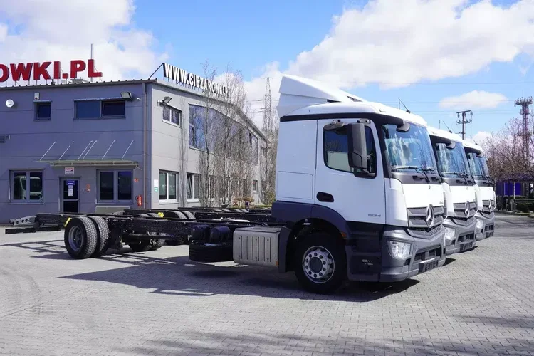 Mercedes Actros 1824 / Rama do zabudowy 9.1 m / kabina sypialna / 3 sztuki zdjęcie 6