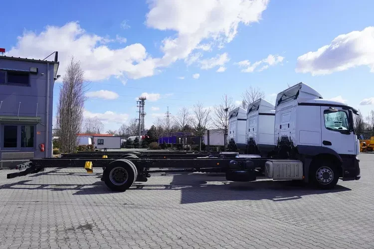 Mercedes Actros 1824 / Rama do zabudowy 9.1 m / kabina sypialna / 3 sztuki zdjęcie 7