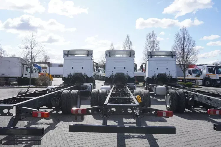 Mercedes Actros 1824 / Rama do zabudowy 9.1 m / kabina sypialna / 3 sztuki zdjęcie 8