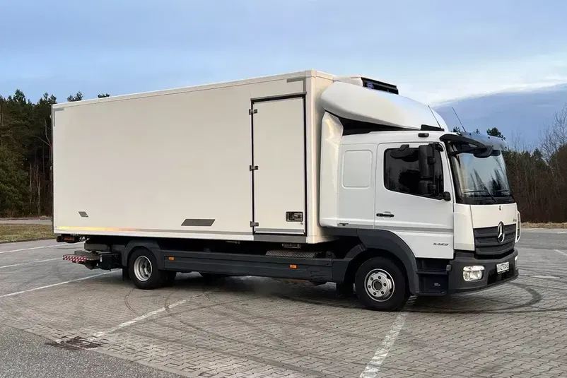 samochód ciężarowy Mercedes zdjęcie 1
