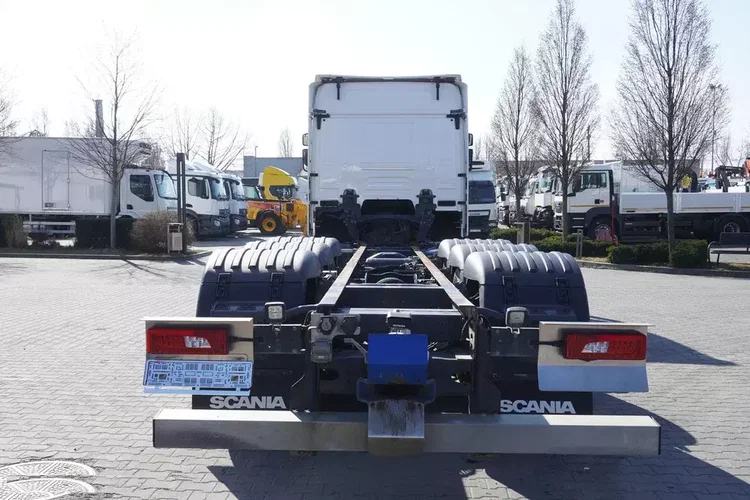 Scania R540 / 8×4 / r.2022 / rama 8.35 m / oś skrętna zdjęcie 11