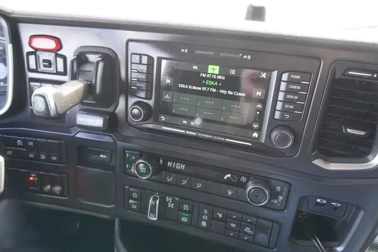 Scania R540 / 8×4 / r.2022 / rama 8.35 m / oś skrętna zdjęcie 24