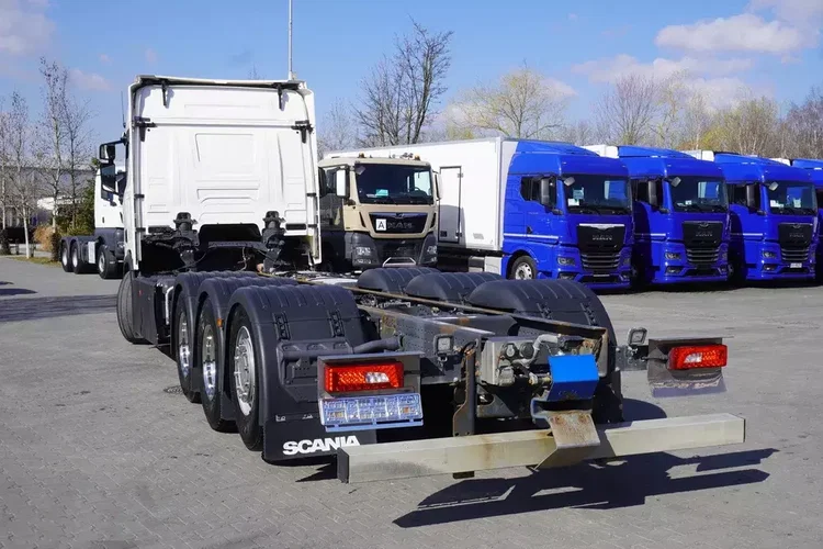 Scania R540 / 8×4 / r.2022 / rama 8.35 m / oś skrętna zdjęcie 5