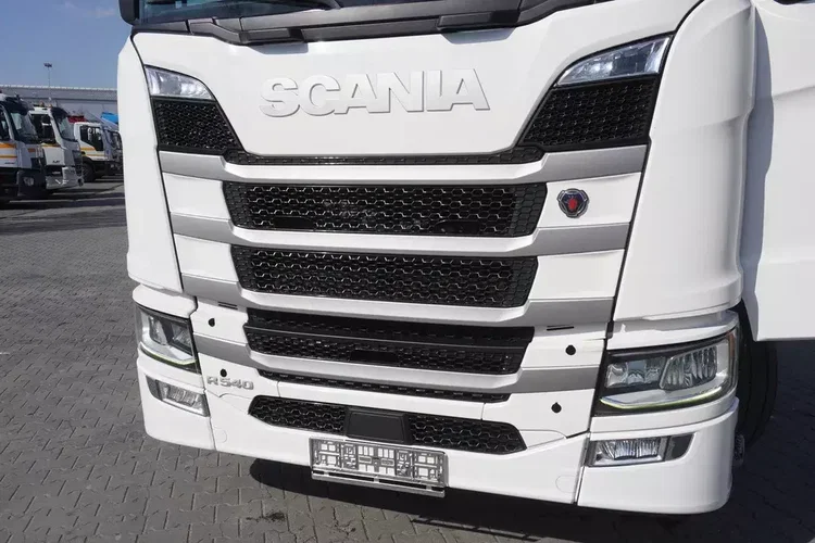 Scania R540 / 8×4 / r.2022 / rama 8.35 m / oś skrętna zdjęcie 9