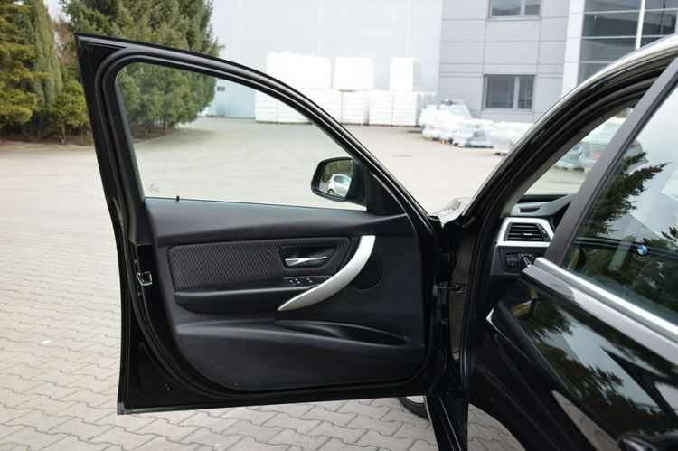 BMW 320 Czarna Zarejestrowana Serwisowana Bi-xenon Navi Start/Stop zdjęcie 19
