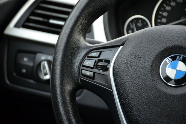 BMW 320 Czarna Zarejestrowana Serwisowana Bi-xenon Navi Start/Stop zdjęcie 30