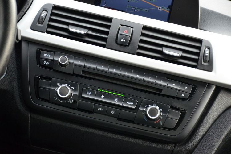 BMW 320 Czarna Zarejestrowana Serwisowana Bi-xenon Navi Start/Stop zdjęcie 33