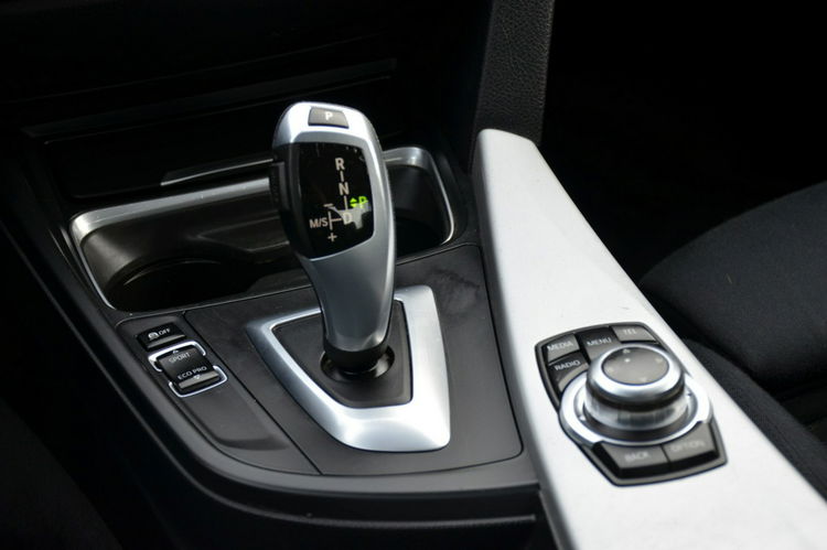 BMW 320 Czarna Zarejestrowana Serwisowana Bi-xenon Navi Start/Stop zdjęcie 34