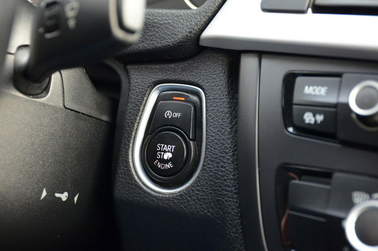 BMW 320 Czarna Zarejestrowana Serwisowana Bi-xenon Navi Start/Stop zdjęcie 35