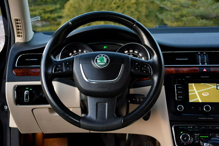 Superb Exclusive duża Navi Xenon Skóry el.fotele Park Assist Aso Skoda zdjęcie 23