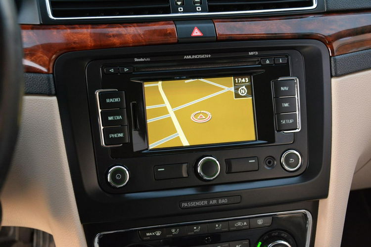 Superb Exclusive duża Navi Xenon Skóry el.fotele Park Assist Aso Skoda zdjęcie 26