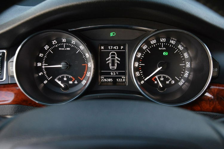 Superb Exclusive duża Navi Xenon Skóry el.fotele Park Assist Aso Skoda zdjęcie 29