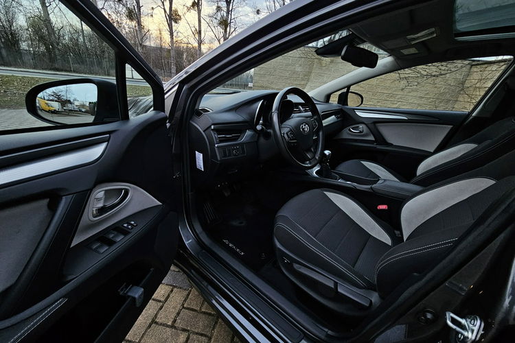 Toyota Avensis 1.8 zdjęcie 9