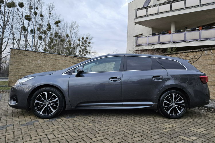 Toyota Avensis 1.8 zdjęcie 2