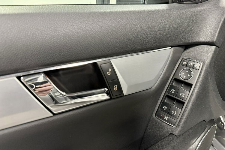 Mercedes C 220 2.2 170KM Automat Avantgarde Navi BXenon Pełna historia serwis NIEMIEC zdjęcie 15