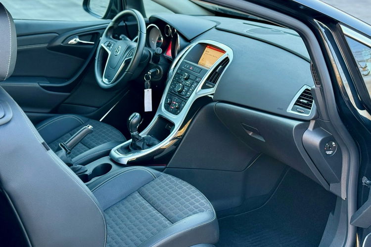 Opel Astra GTC 1.4 turbo 140KM zdjęcie 10