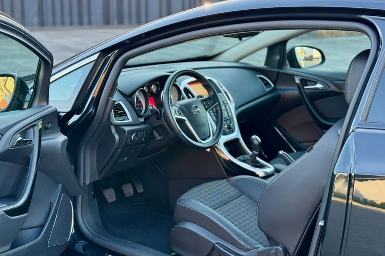 Opel Astra GTC 1.4 turbo 140KM zdjęcie 6