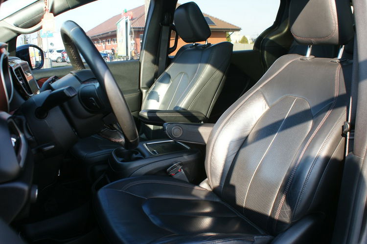 Chrysler Pacifica Limited 35th Anniversary Edition zdjęcie 10