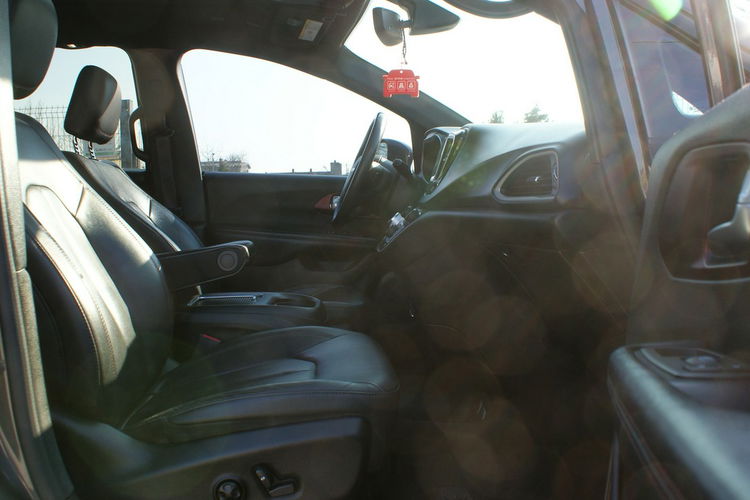 Chrysler Pacifica Limited 35th Anniversary Edition zdjęcie 12