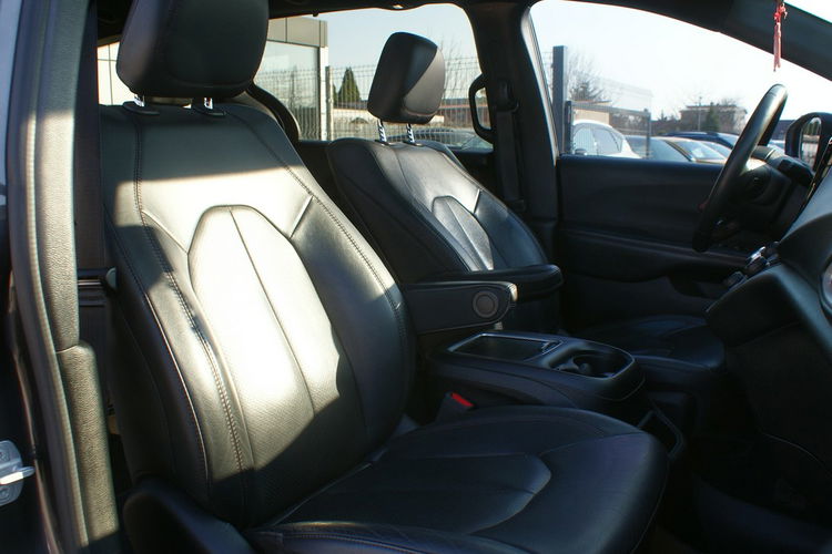 Chrysler Pacifica Limited 35th Anniversary Edition zdjęcie 13