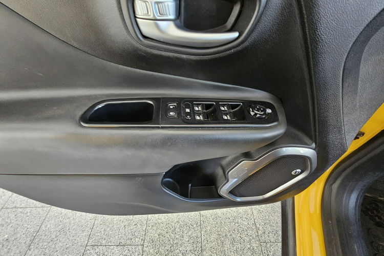 Jeep Renegade aktywny tempomat, czytanie znaków, grzane fotele i kierownica zdjęcie 15